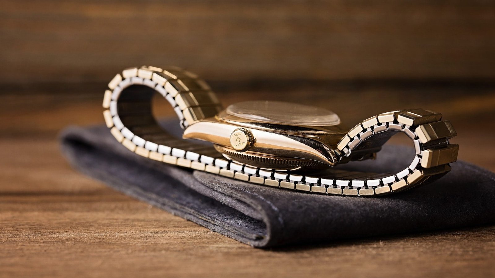 A Legacy of Innovation: Tracing the Rolex Bubble Back History (1930s–1950s) A Legacy of Innovation: Tracing the Rolex Bubble Back History (1930s–1950s)